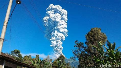 foto kawah gunung merapi usai letusan freatik