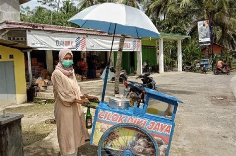 Bantu Orang Tua Gadis Berparas Cantik Di Pangandaran Ini Rela Jualan