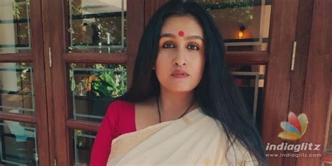 See Pics Actress Kavithas Experimental Saree Look Goes
