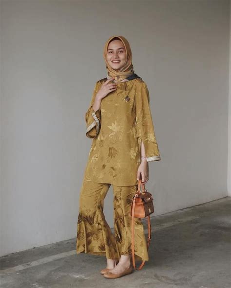 fashion item statement  style hijab  pantai busana batik
