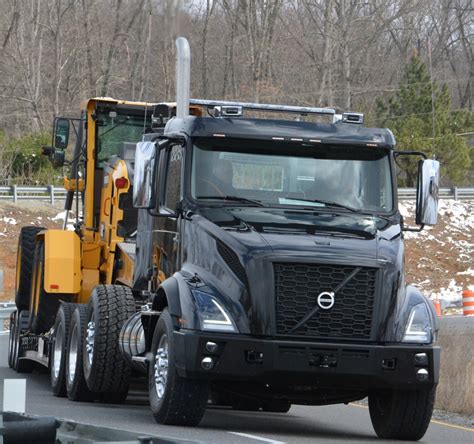 volvo trucks focuses  heavy haul  updates  vnx truck
