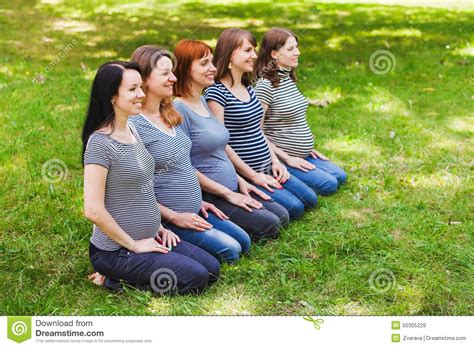 gruppe junge schwangere frauen welche die selben tragen stockbild bild von gesund liebe