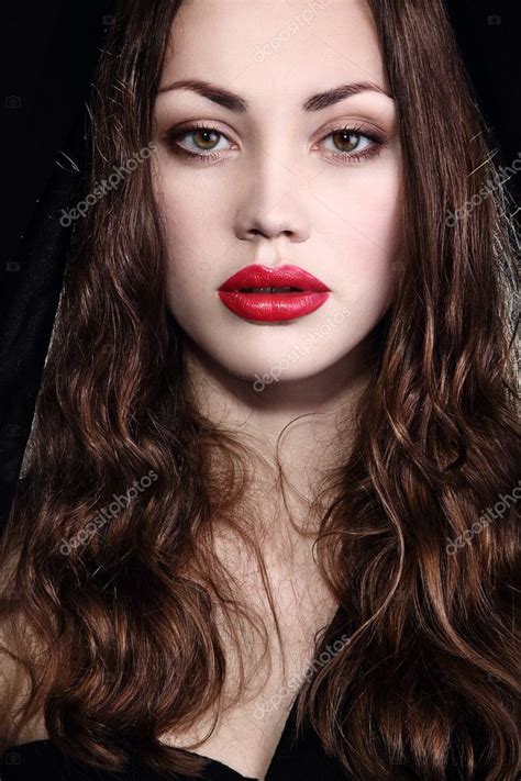 güzel moda model portre meryem ana veya maria magdalena uzun saçlı kırmızı dudaklar büyük