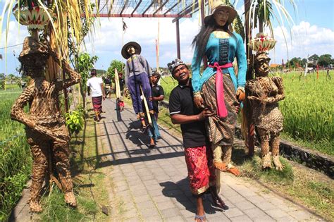 [foto] Modisnya Orang Orangan Sawah Di Bali