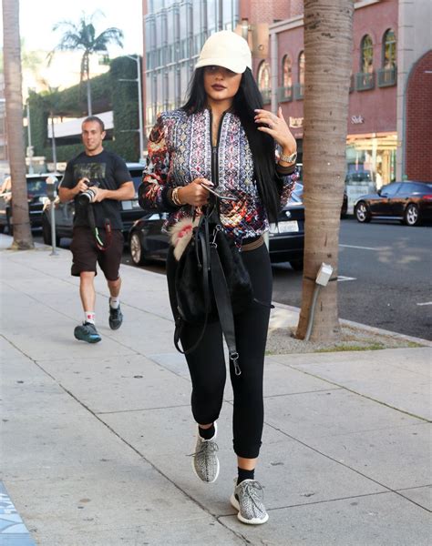 kylie sweatpants outfit jeans grey bag outfit kendall jenner kylie jenner street style