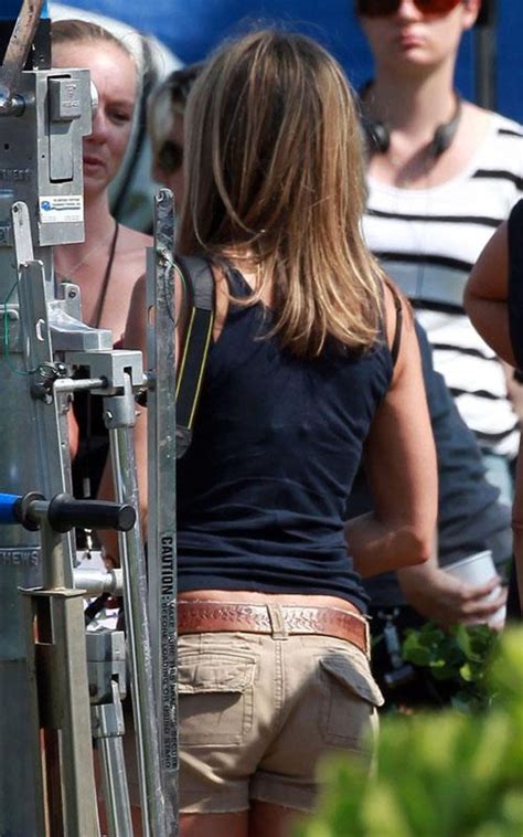 jennifer aniston on the set of just go with it in hawaii