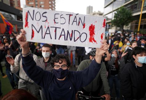 colombia madre saca  su hijo de protesta  cinturonazos el manana