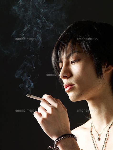 タバコを吸う男性[11000017421]｜ 写真素材・ストックフォト・画像・イラスト素材｜アマナイメージズ