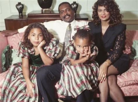 beyonce solange knowles strike poses in hilarious throwback christmas pic the hollywood gossip
