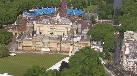 buckingham palace   open  year  pay   upkeep uk