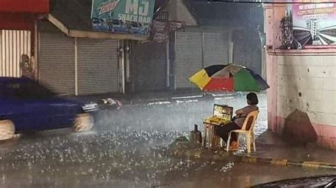 foto viral wanita jualan di tengah hujan deras ini bikin netizen nangis