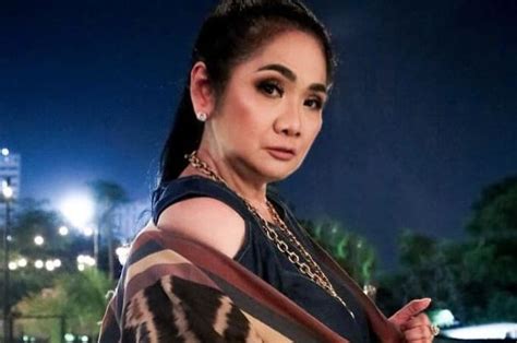 Biodata Artis Vina Panduwinata Diva Kondang Pelantun Lagu September