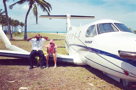 belizean pilot crash land jimmy buffetts private plane