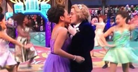 Conservative Group Rants About Same Sex Kiss At Macy S Parade Twitter