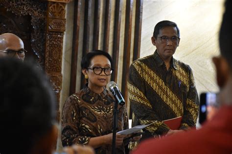 indonesia to close borders to all foreign visitors from