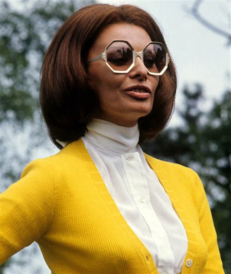 sophia loren photographed with her big sunglasses in 1975 sophia