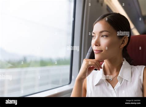 mujer asiática viajera contemplando la vista al aire libre desde la