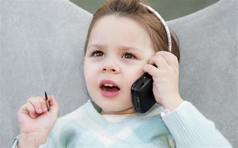 علاقه ی کودکان به صحبت کردن با تلفن کودک آنلاین