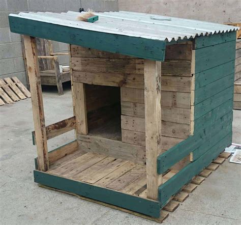 pallet dog house build    pallets
