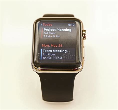 apple horloge  een appelopslag die wordt getoond redactionele stock afbeelding image  tijd
