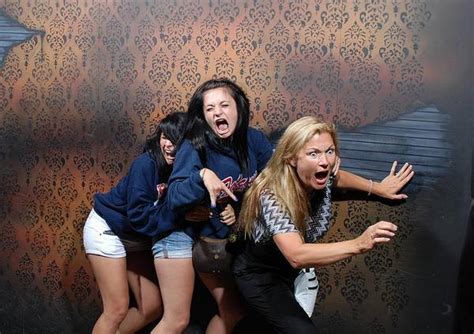 50 hilariously ridiculous haunted house reactions