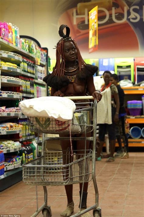 mujer de una tribu africana fue fotografiada en un supermercado en namibia por su llamativo