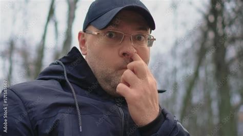 Vidéo Stock Freak Man In Park In Glasses Picking His Nose Madhouse