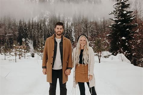 Stay Warm In These 10 Winter Engagement Outfit Ideas Couple Winter