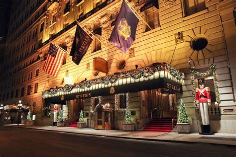gorgeous hotels decked    holidays christmas fun nyc