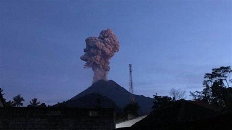gunung merapi meletus pagi ini kolom erupsi capai 2 km halaman 2 serambi indonesia