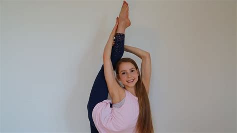 17 year old contortionist gains online success by teaching others the