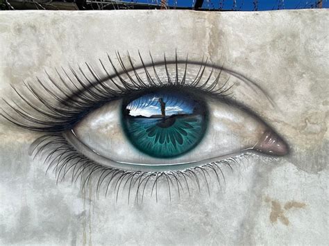 artista pinta impresionantes murales de ojos  reflejos detallados