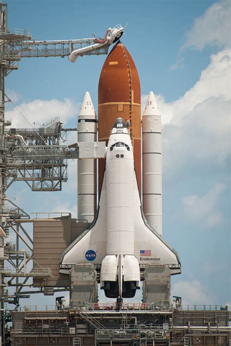 navigating la   pounds  nasa space shuttle history