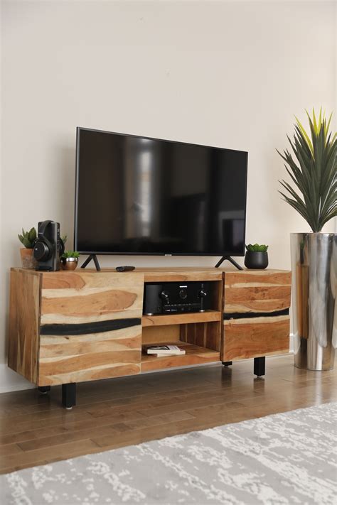 ce meuble pour televiseur en bois brut est parfait pour sublimer votre