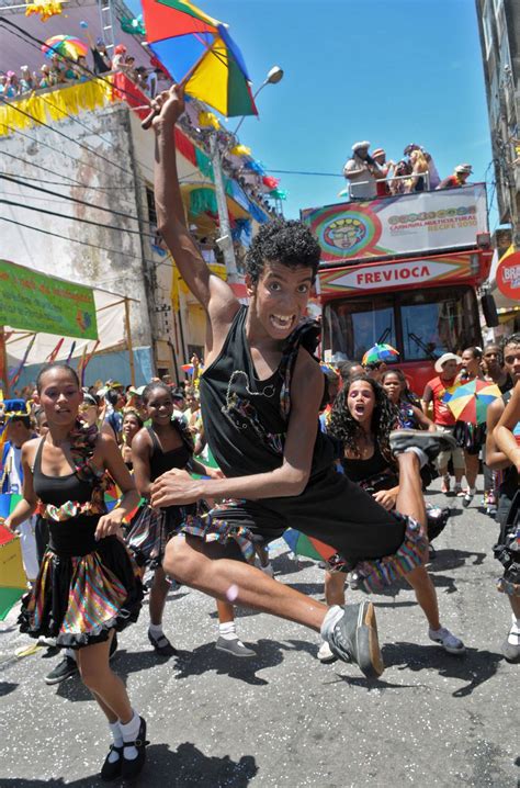 karneval in brasilien warmlaufen vor der mega fete der