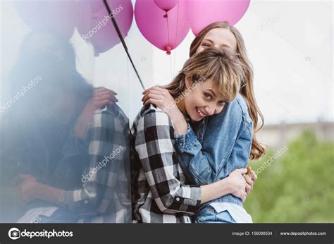 Lesbijki Para Obejmująca — Zdjęcie Stockowe © Dimabaranow 156088534
