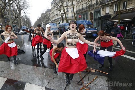 Femen、仏「怒りの日」デモにトップレス抗議 写真12枚 国際ニュース：afpbb News