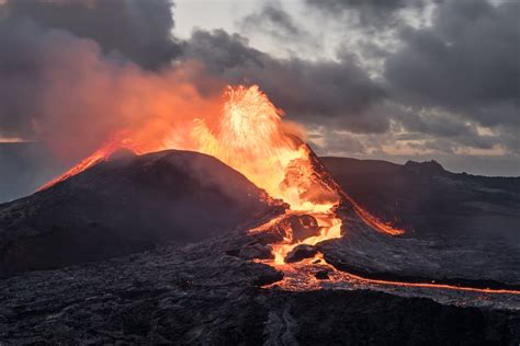 unbelievable   icelands fagradalsfjall volcano erupting