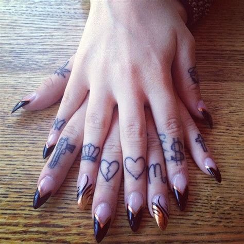 59 Tatuajes En Los Dedos Para Chicas Que Te Encantarán