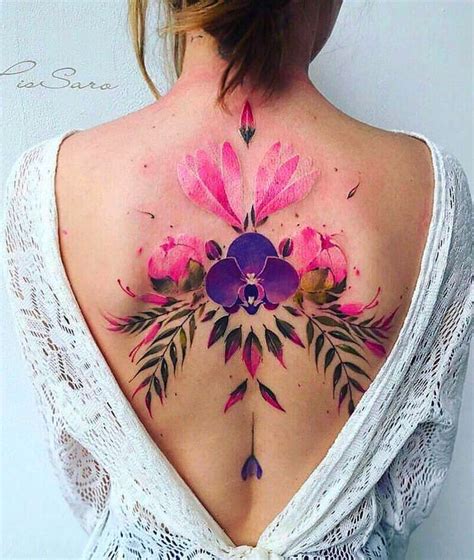 tatuagem feminina nas costas com flores tatuagem