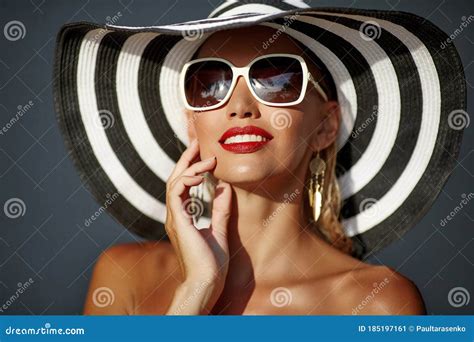 Elegant Beautiful Woman With Perfect Skin In Hat And Sunglasses Close