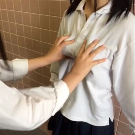 Jkのおっぱいを揉んだり触れたりしている制服パイもみエロ画像