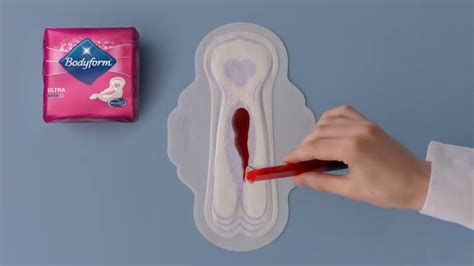 une publicité pour des serviettes hygiéniques représente le sang des