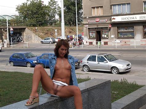 Girls Exposing Themselves In Public Places 31 Pics