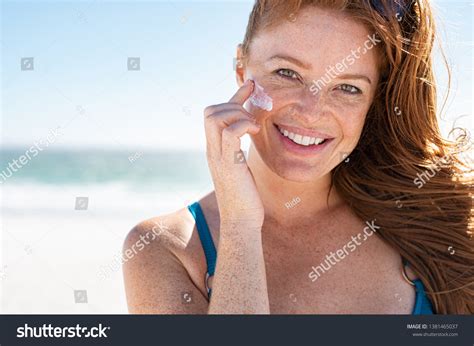 Mature Bikini Beach Afbeeldingen Stockfoto‘s En Vectoren Shutterstock