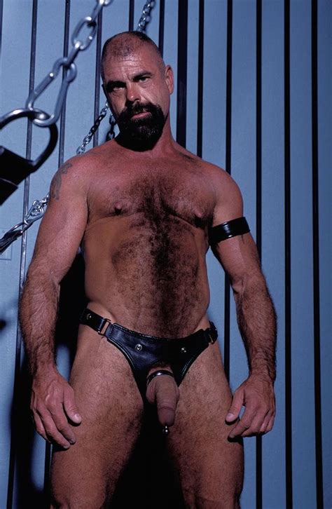 gay bear loves playing his pierced huge cock in leather pichunter