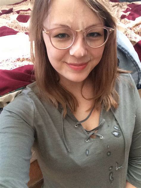 chick with glasses selfie niahlzefur