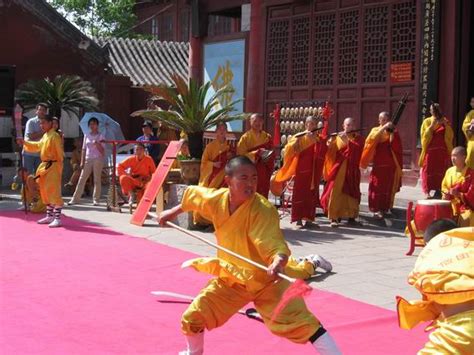 filedemonstrating kung fu  daxiangguo monestary kaifeng henanjpg