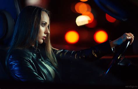 배경 화면 Evgeny Bulatov 여자들 모델 갈색 머리의 차안에 운전 자동차를 가진 여성 가죽 자켓
