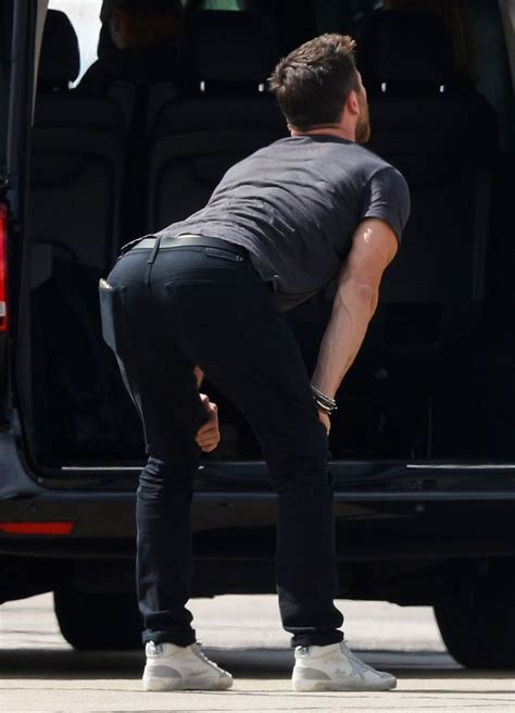 chris hemsworth stretches shows off his butt on the tarmac